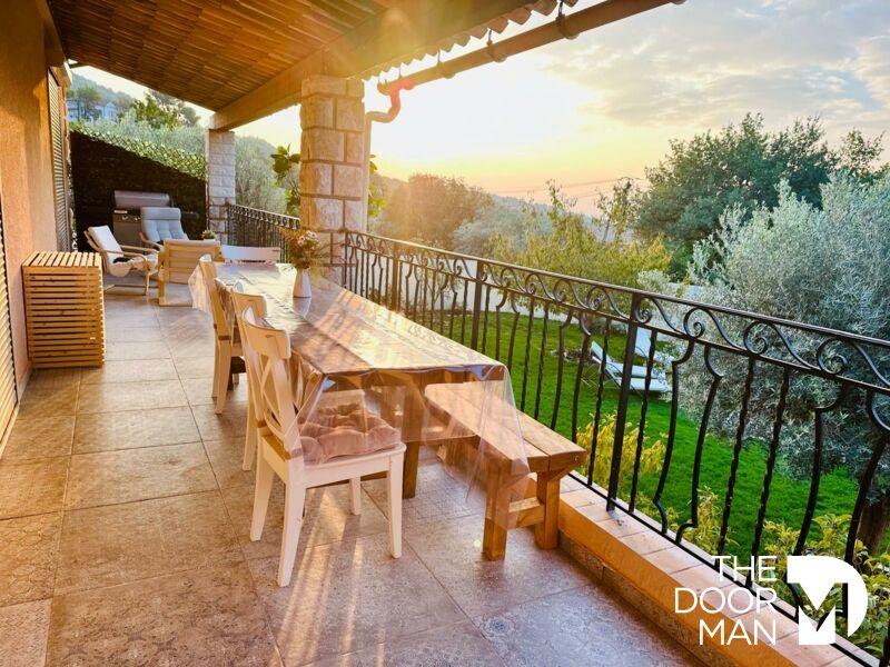 Maison - 310 m² - 13 pièces