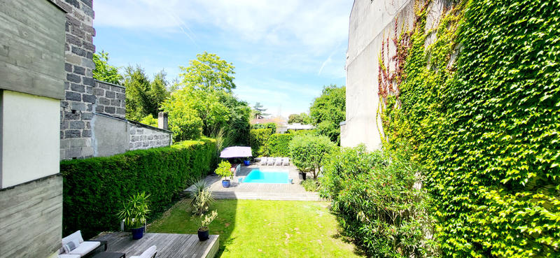 Maison - 245 m² - 10 pièces