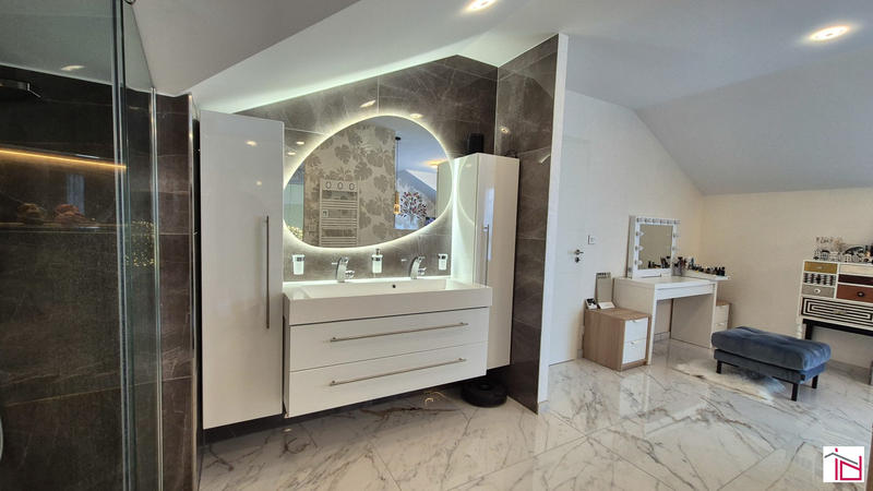 Villa - 277 m² - 9 pièces