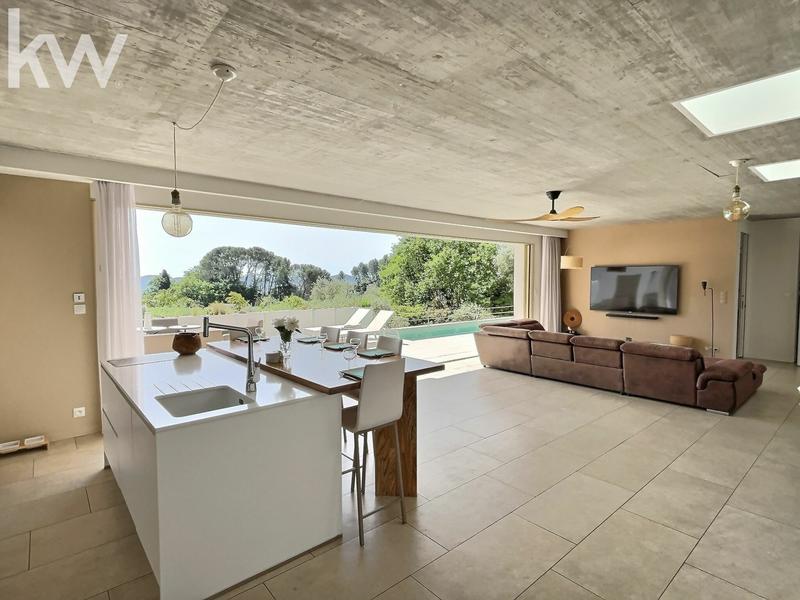 Maison contemporaine - 239 m² - 8 pièces