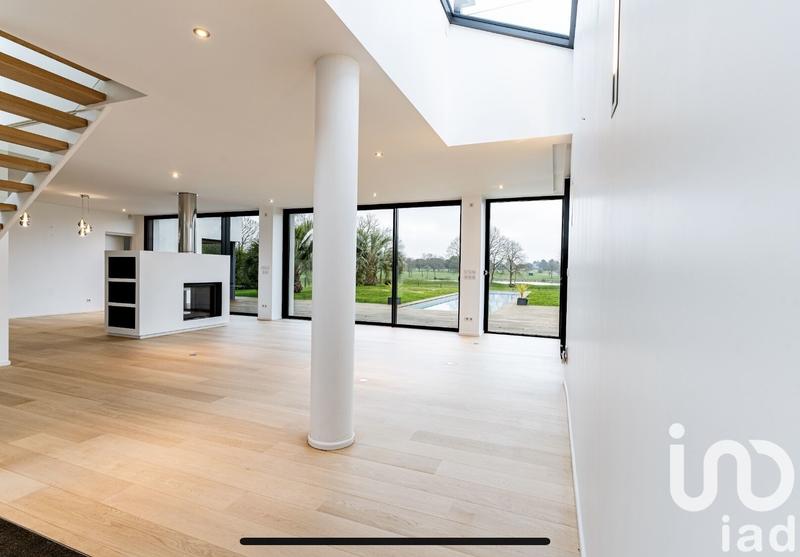 Maison - 240 m² - 8 pièces