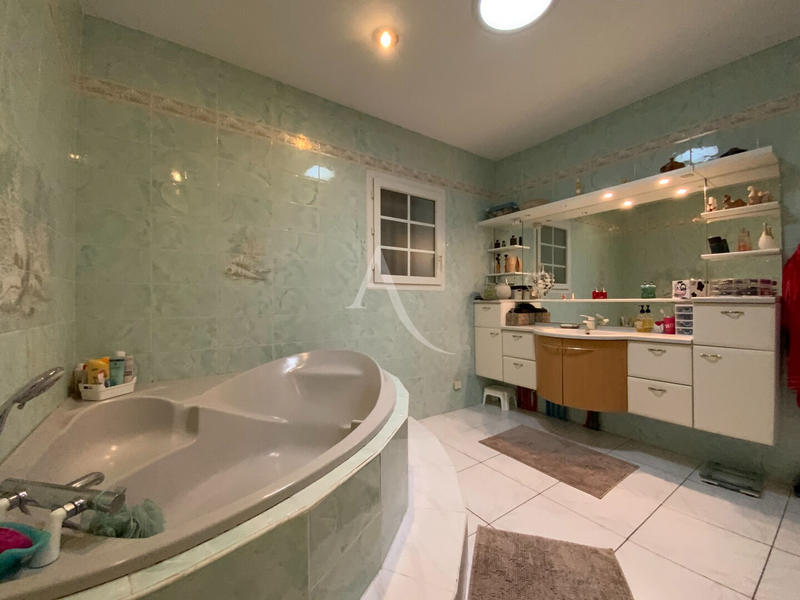 Maison - 274 m² - 9 pièces