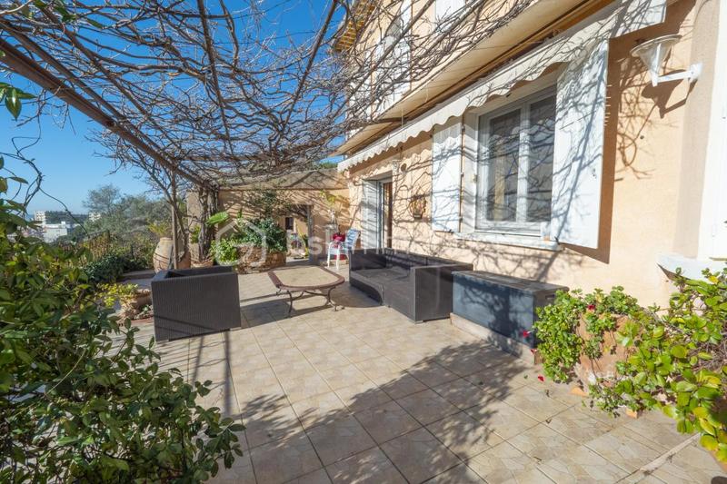 Villa - 200 m² - 6 pièces