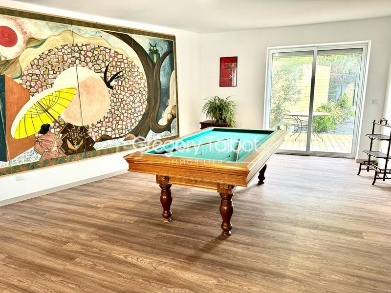 Maison - 301 m² - 11 pièces