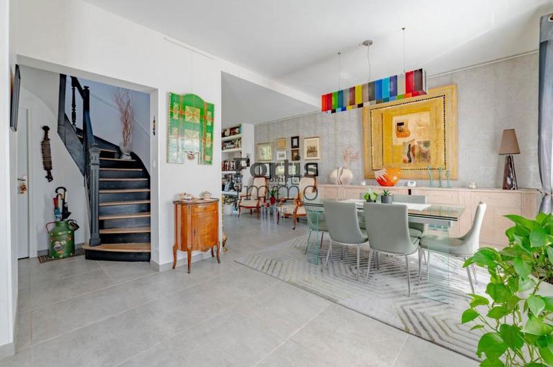 Maison - 230 m² - 6 pièces