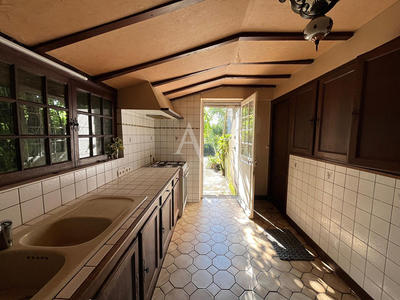 Maison - 241 m² - 8 pièces