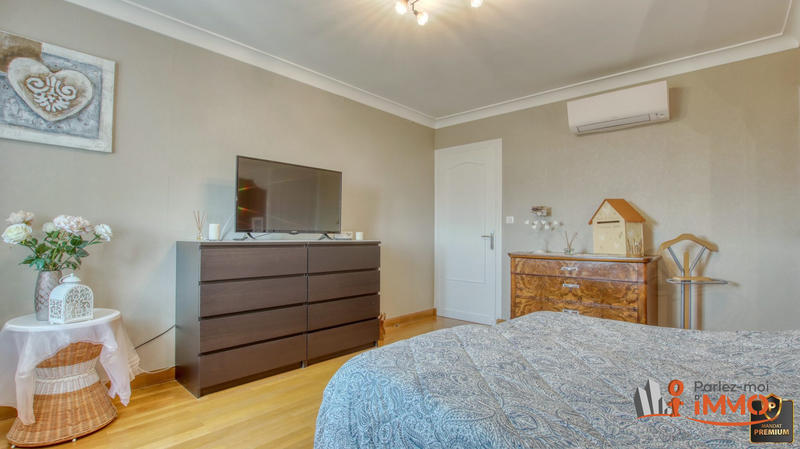 Maison traditionnelle - 268 m² - 10 pièces