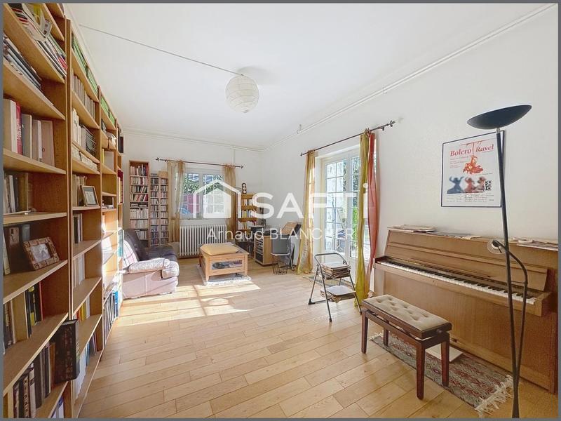 Maison - 230 m² - 8 pièces