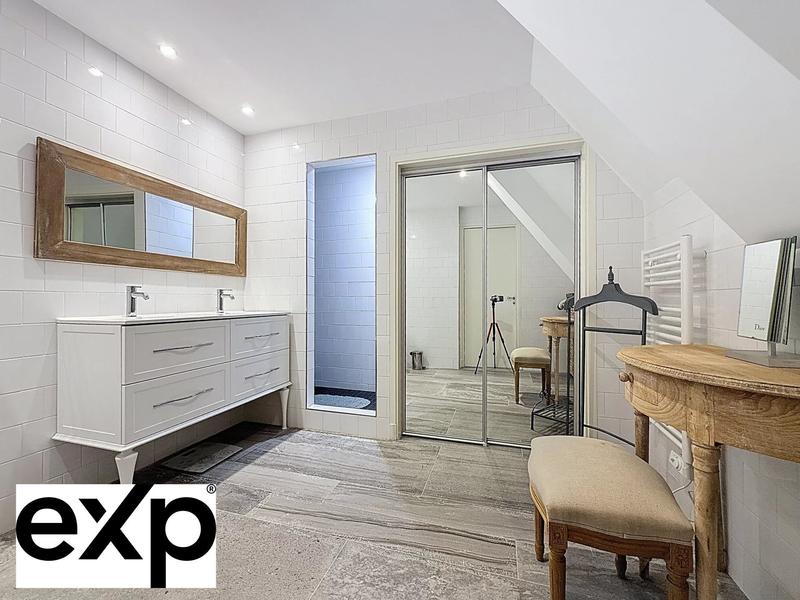 Maison - 1 032 m² - 18 pièces