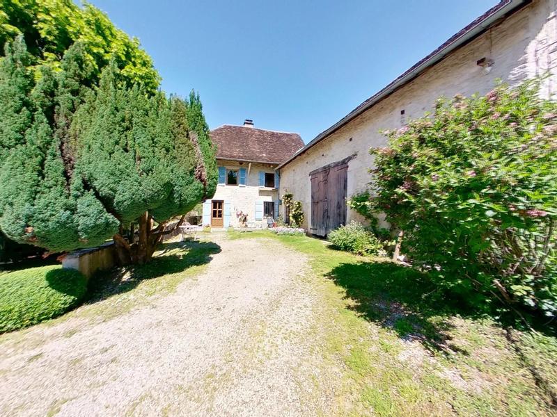 Maison traditionnelle - 248 m² - 7 pièces