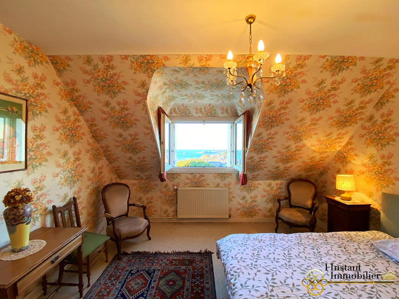 Maison - 201 m² - 7 pièces