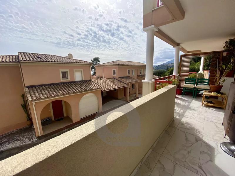 Maison jumelée - 94 m² - 5 pièces