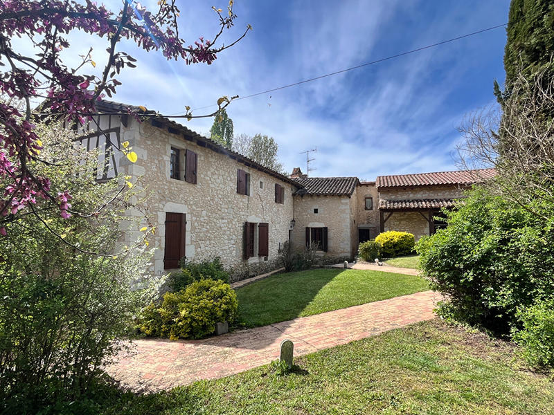 Maison - 430 m² - 18 pièces