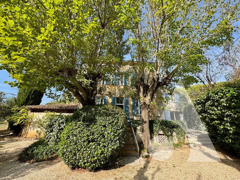 Maison - 250 m² - 11 pièces