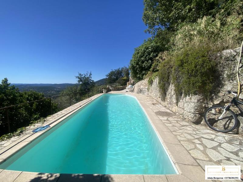 Maison - 220 m² - 5 pièces