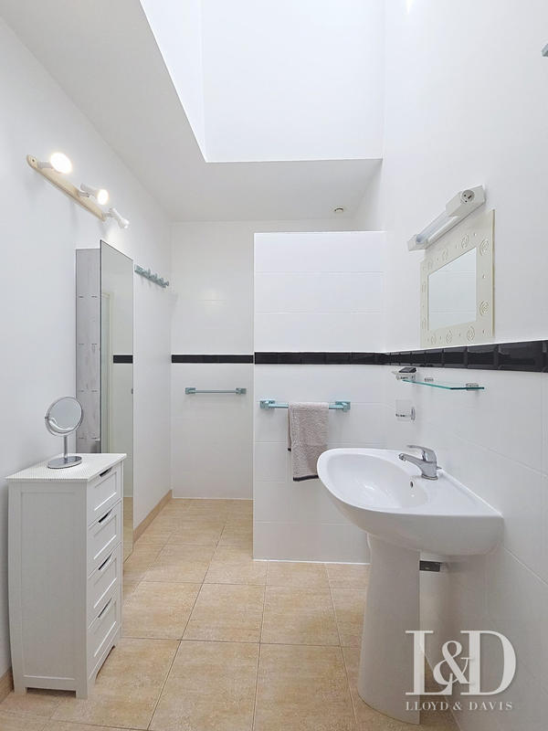 Maison - 376 m² - 15 pièces