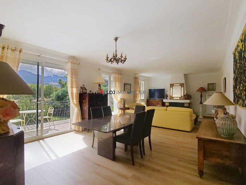 Maison traditionnelle - 248 m² - 7 pièces