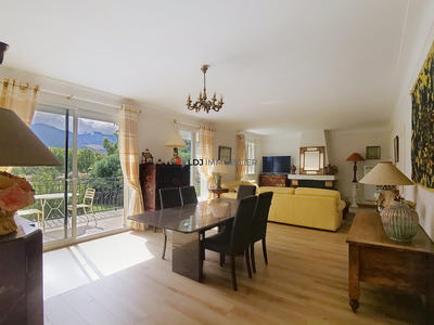 Maison traditionnelle - 248 m² - 7 pièces