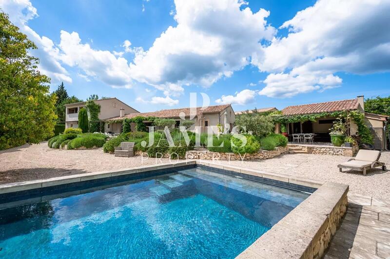 Maison - 285 m² - 6 pièces