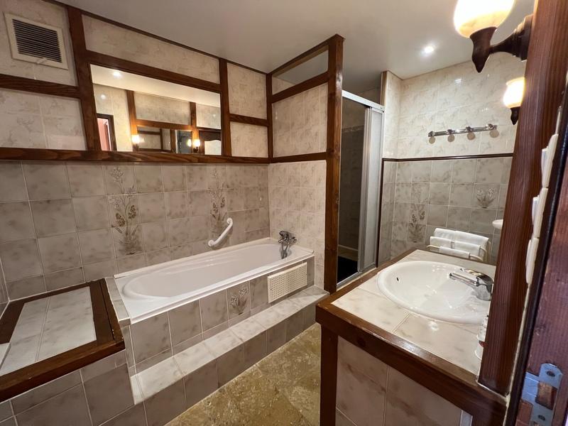 Propriété - 1 458 m² - 34 pièces