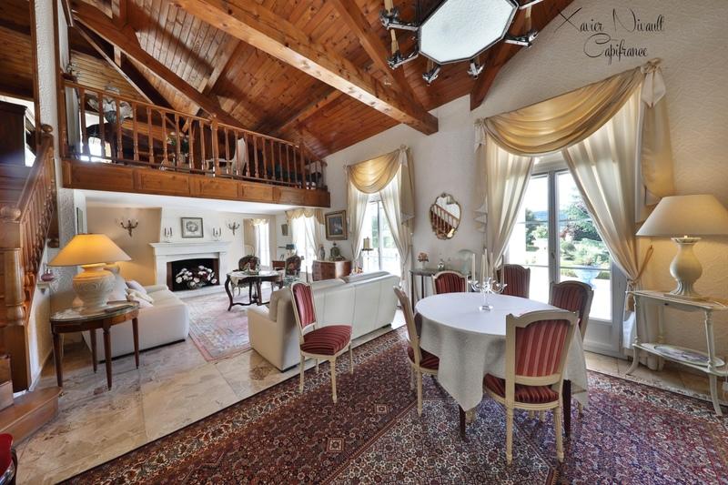 Maison - 238 m² - 6 pièces