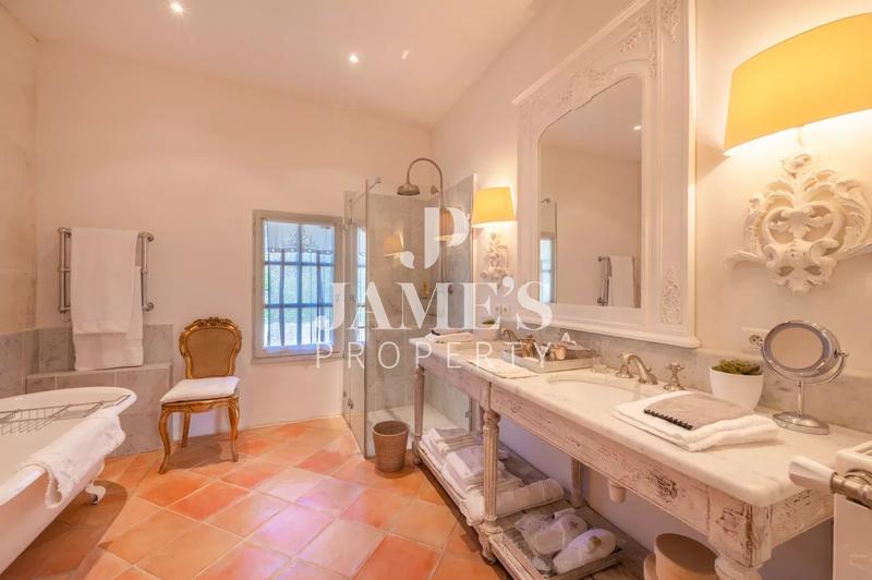 Maison - 360 m² - 8 pièces