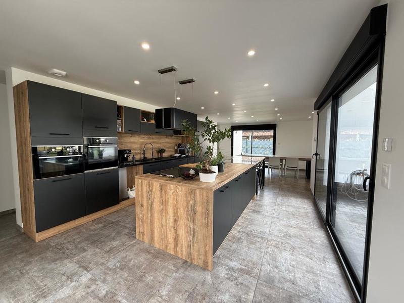 Maison - 237 m² - 8 pièces