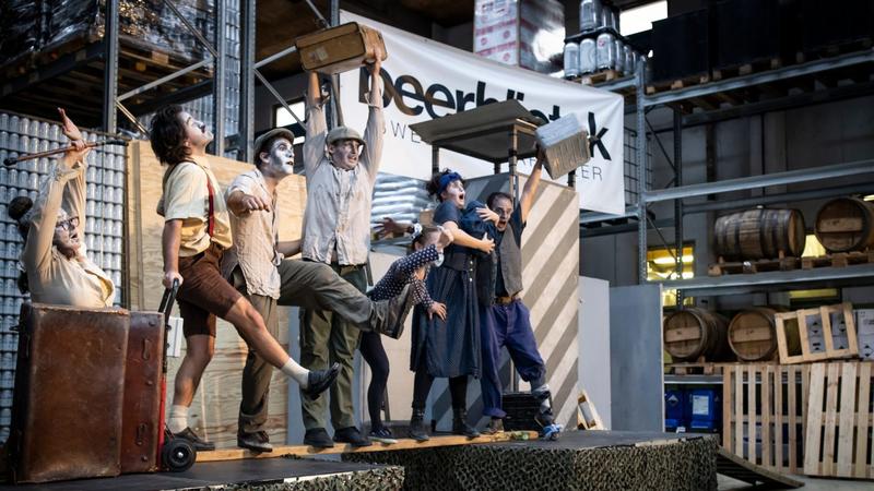 Traverser la Rivière Sous la Pluie