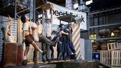 Traverser la Rivière Sous la Pluie