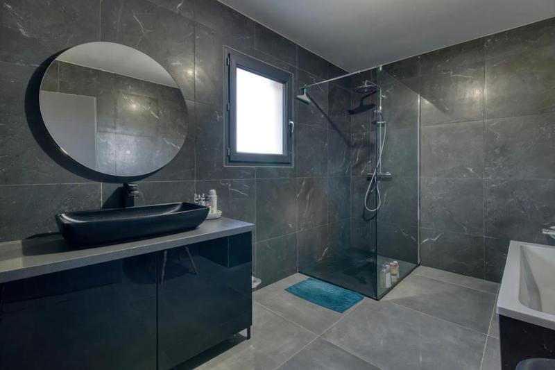 Maison - 220 m² - 7 pièces