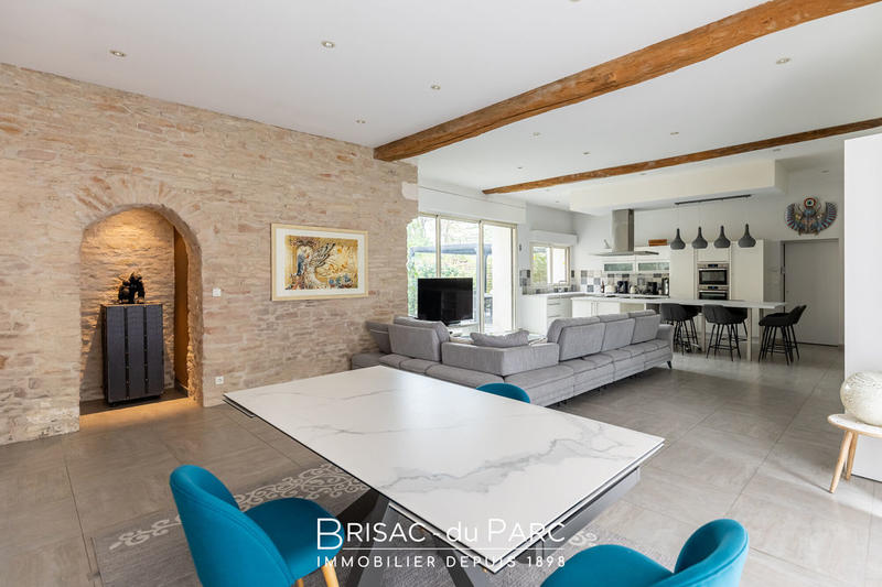 Maison - 330 m² - 11 pièces