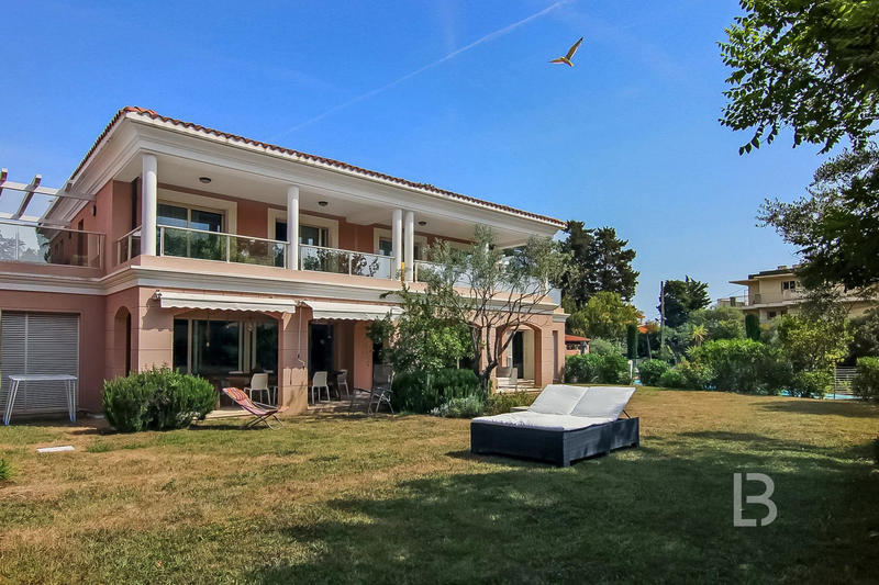 Appartement - 240 m² - 8 pièces