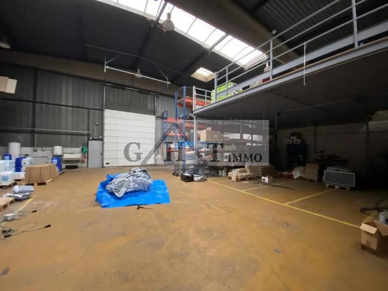 Entrepôt - 830 m²