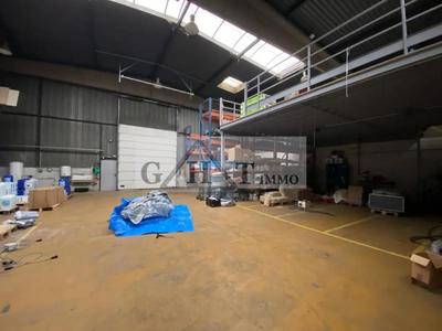 Entrepôt - 830 m²