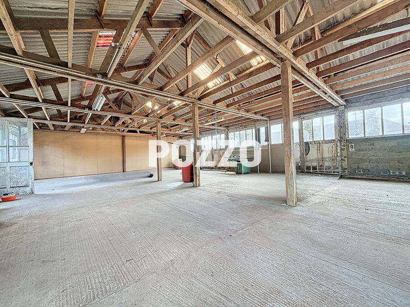 Local d'activité / Entrepôt - 244 m²