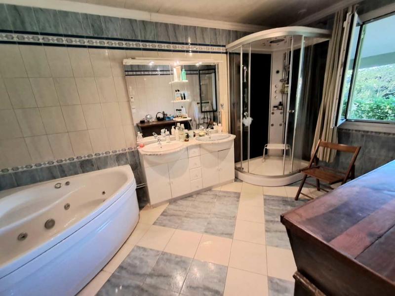 Propriété - 244 m² - 7 pièces