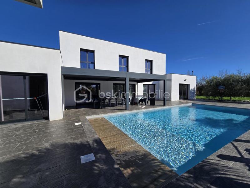 Villa - 225 m² - 10 pièces