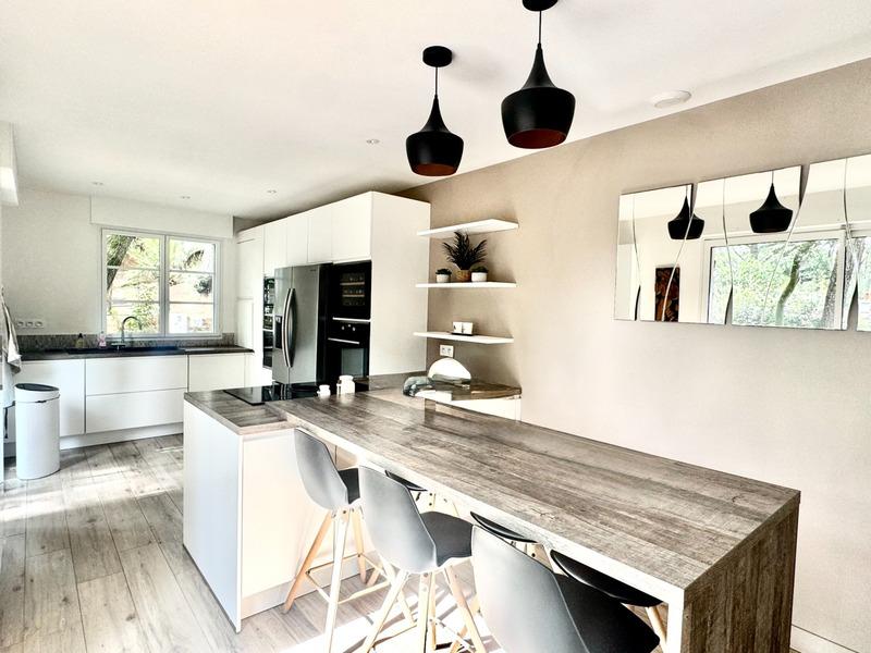 Maison - 201 m² - 9 pièces