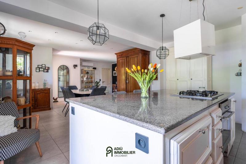 Maison - 210 m² - 6 pièces