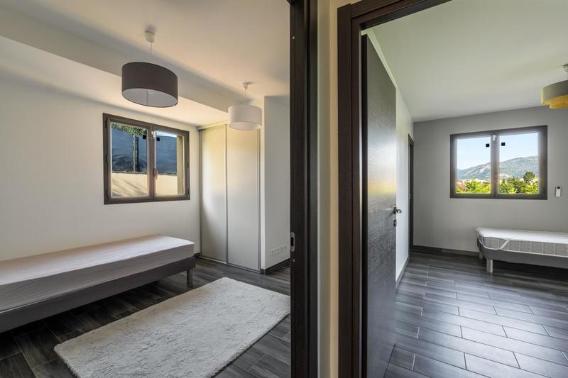 Maison - 250 m² - 6 pièces