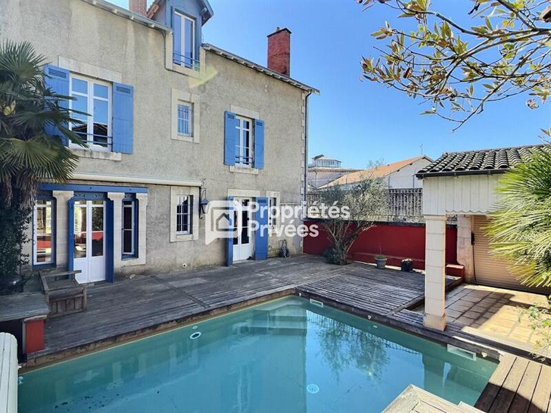 Maison - 236 m² - 8 pièces