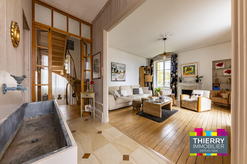 Demeure - 268 m² - 10 pièces