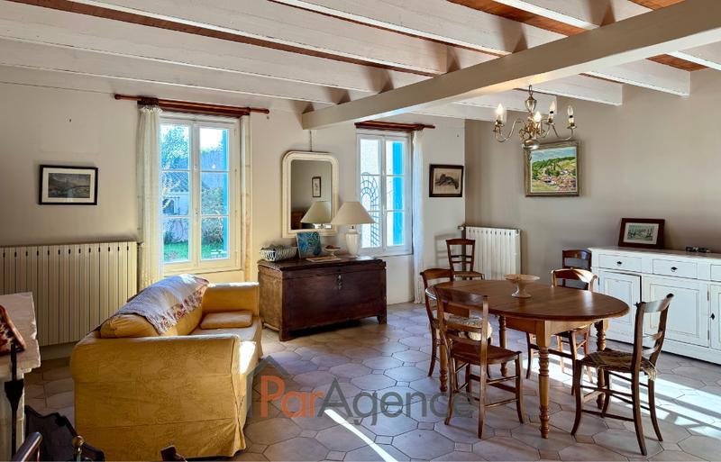 Maison - 241 m² - 8 pièces