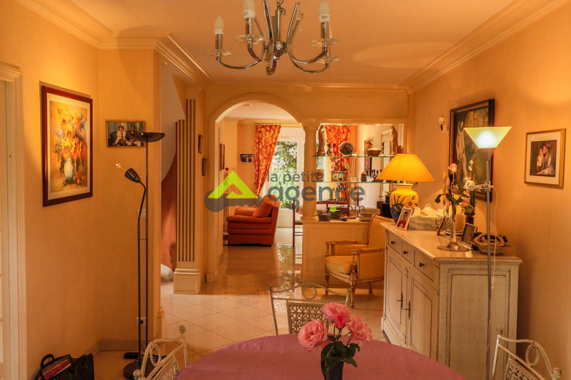 Propriété - 215 m² - 7 pièces