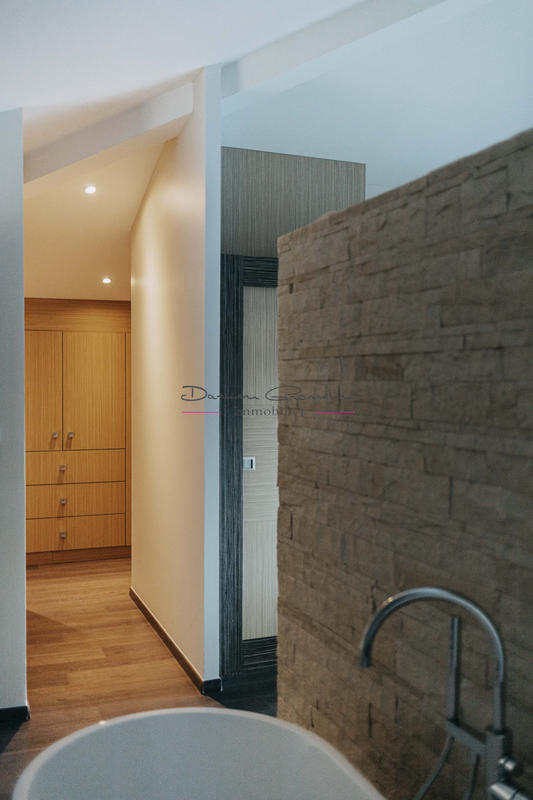 Maison - 350 m² - 8 pièces