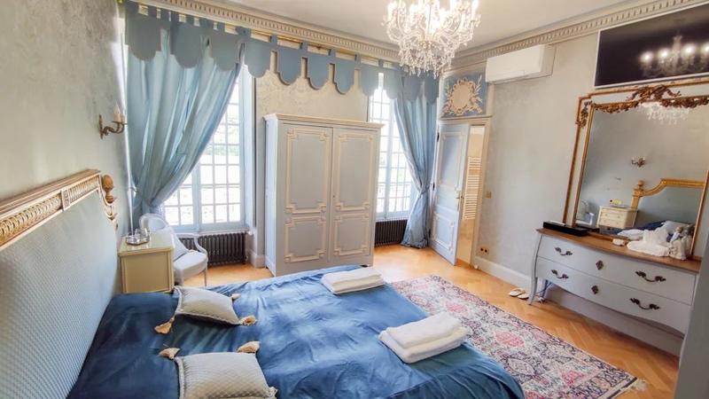 Château - 1 242 m² - 20 pièces