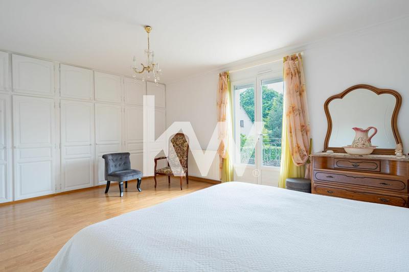 Maison - 250 m² - 8 pièces