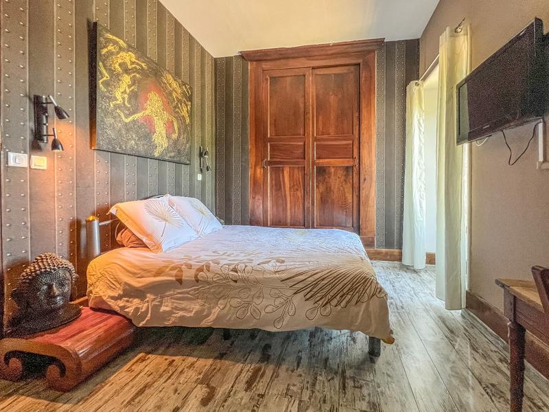 Maison - 2 000 m² - 24 pièces