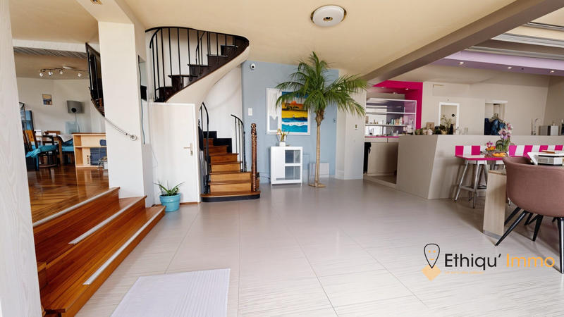 Maison - 230 m² - 7 pièces