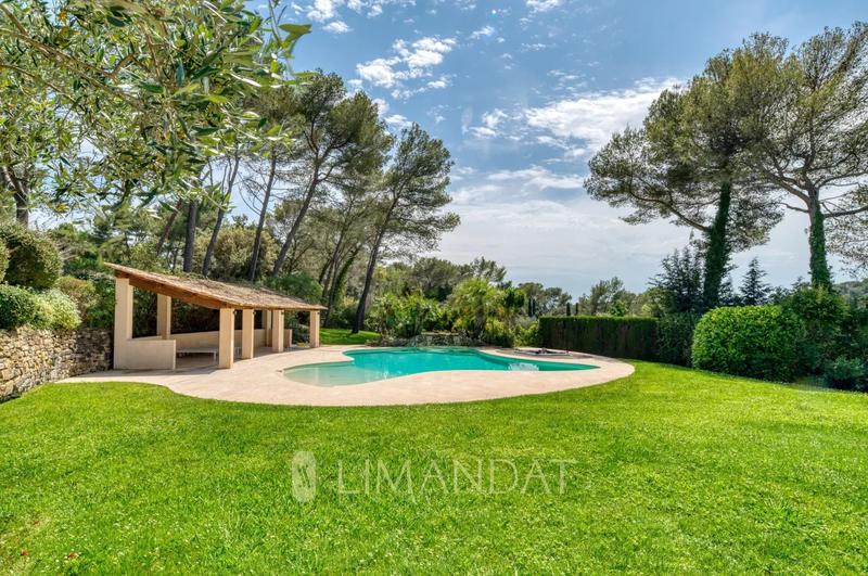 Villa - 646 m² - 10 pièces